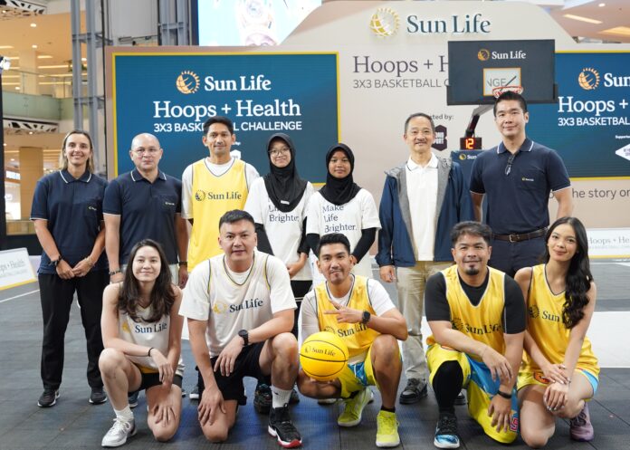 Ibnu Jamil, Aktor, Presenter dan Aktivis Olahraga, bersama dengan Maritza Sharikha Arfah dan Dwiba Juliandrea Zahratusyta, yang merupakan anggota Girls Basketball Academy Depok, serta Albertus Wiroyo, Chief Executive Officer, Sun Life Indonesia, pada saat acara pembukaan Sun Life Hoops+Health 3x3 Basketball Challenge